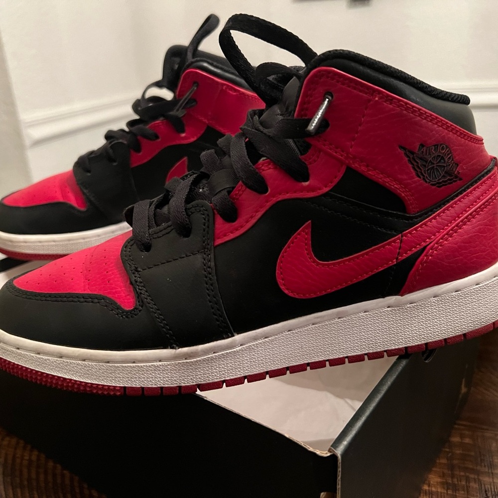 Air Jordan 1 Mid GS Classic Red Black
